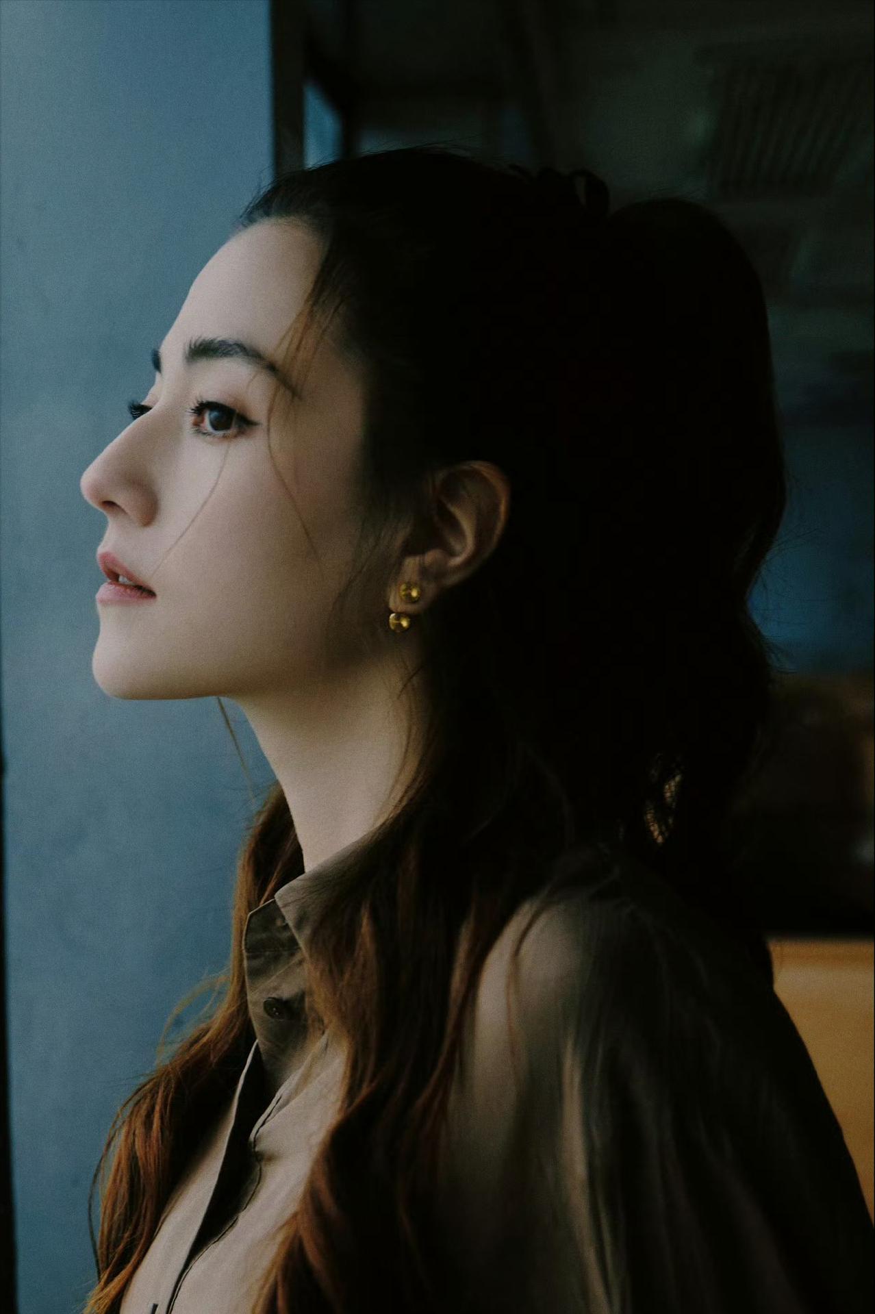 演员娜然，俄罗斯人，标准的俄罗斯人，不是俄罗斯族，模特出道，在电影封神一里，扮演