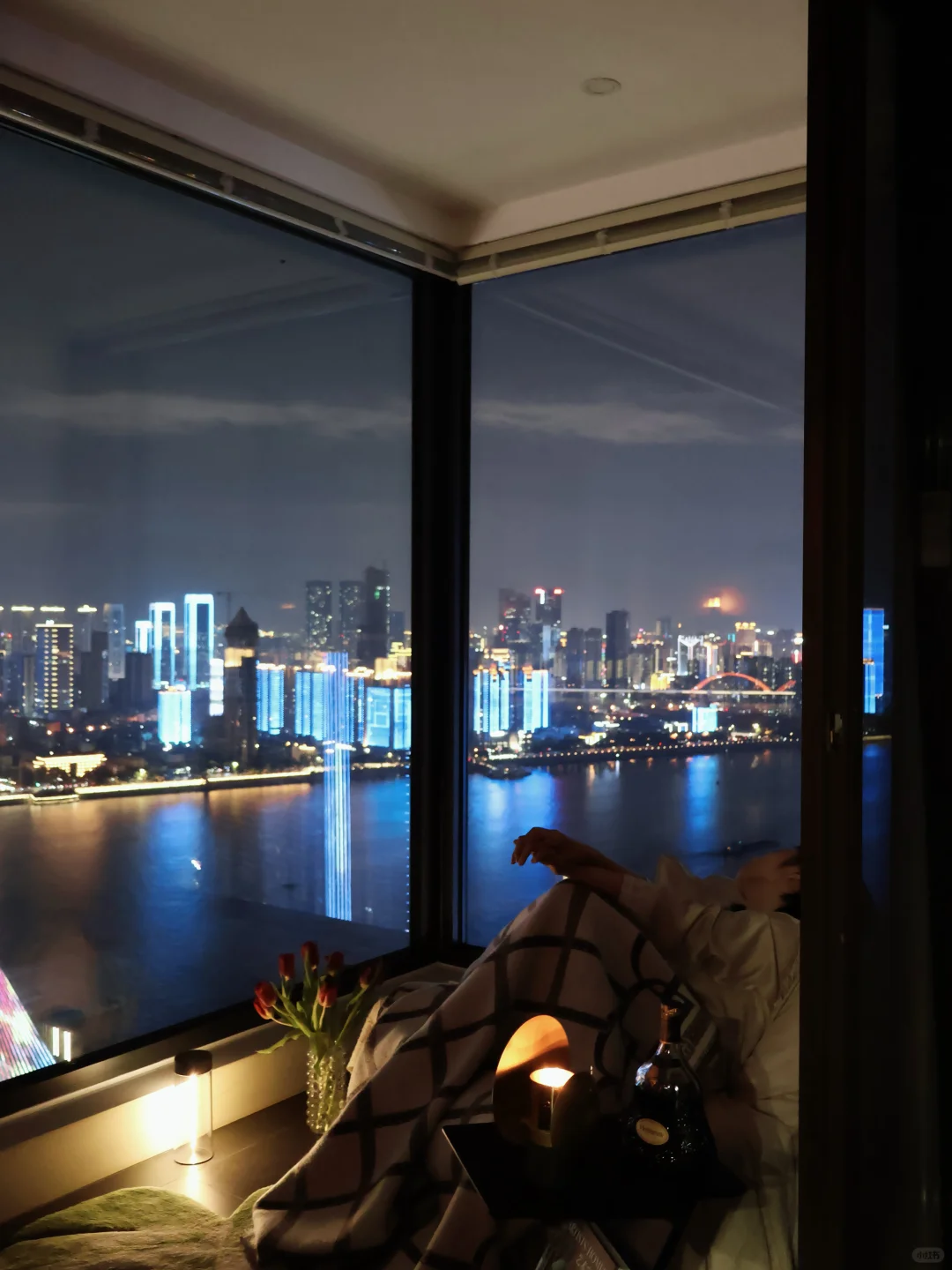 夜晚的江景阳台，微醺的氛围太好了🥹🍷