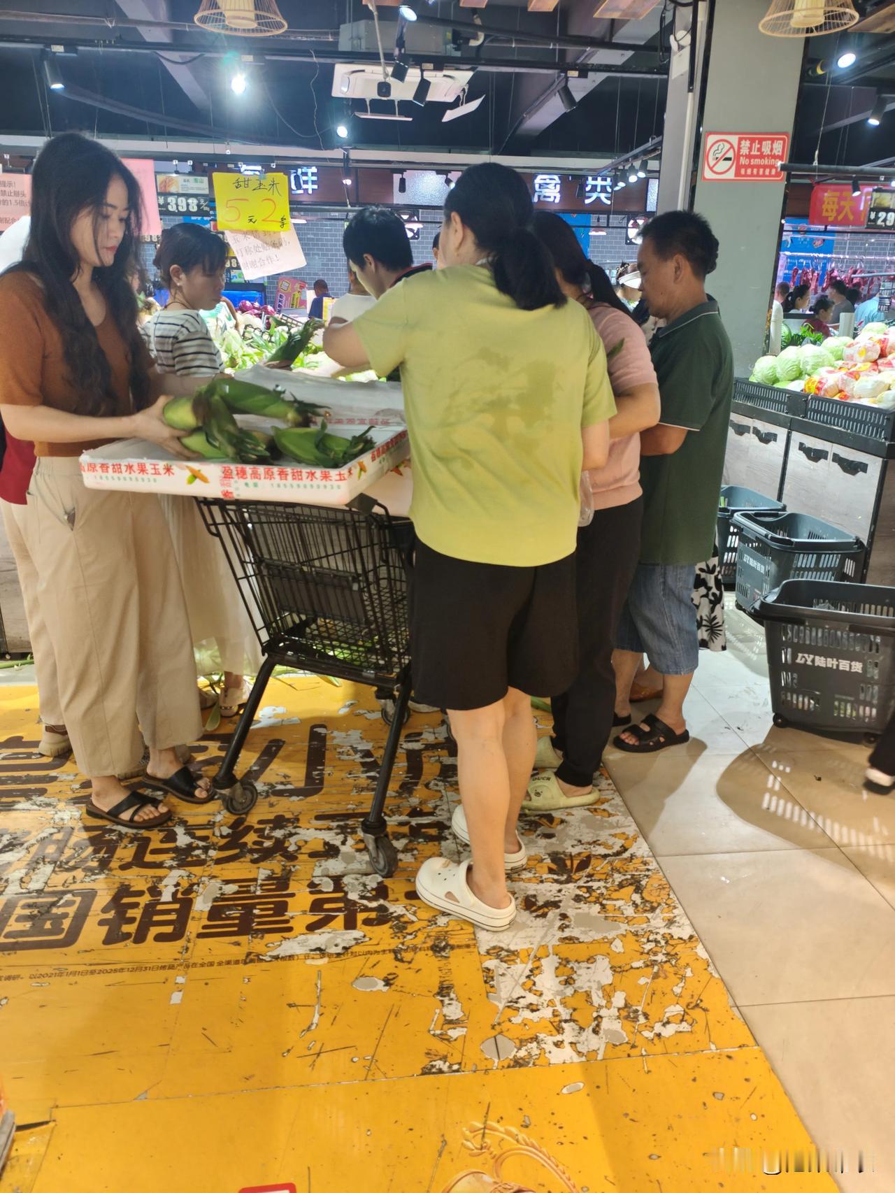 你问我答超市里今天玉米5元两条，大妈大爷们买，美女为何也要买几条玉米？