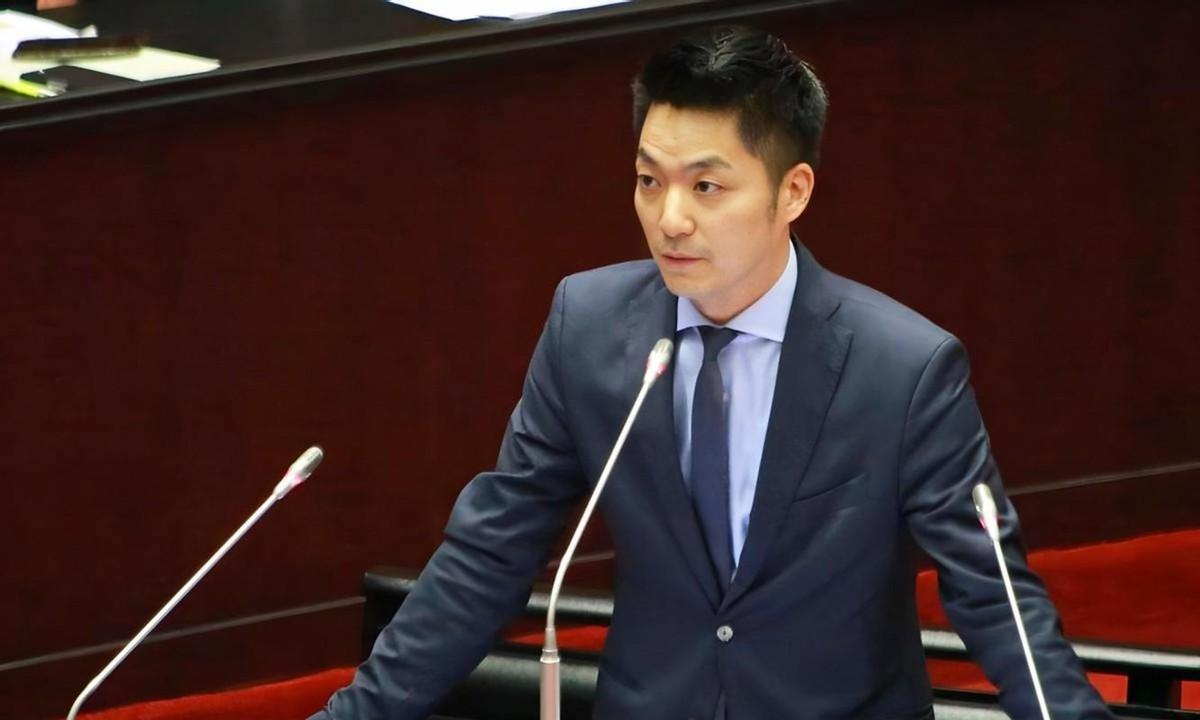 不少网友把当天舞台上的画面反复截图、慢放，然后得出一个几乎一致的结论——蒋万安在