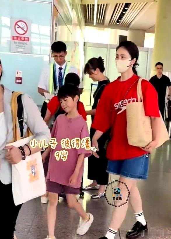 黄磊9岁儿子正面照曝光，网友惊呼：简直复制粘贴！ 