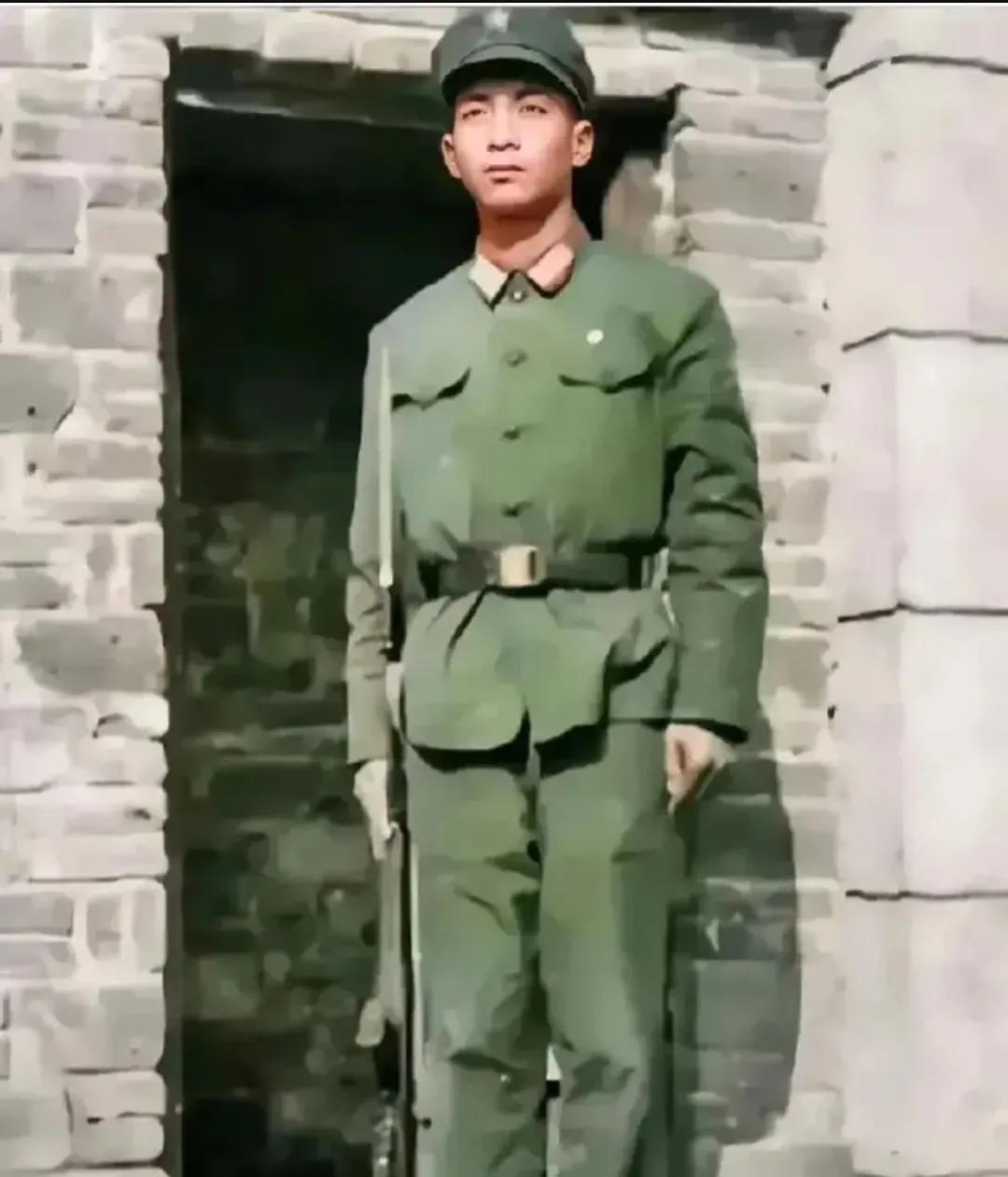 1984年，入伍不久的丁晓兵，拍下了这一张罕见的照片，镜头中的他带着自信的神情，