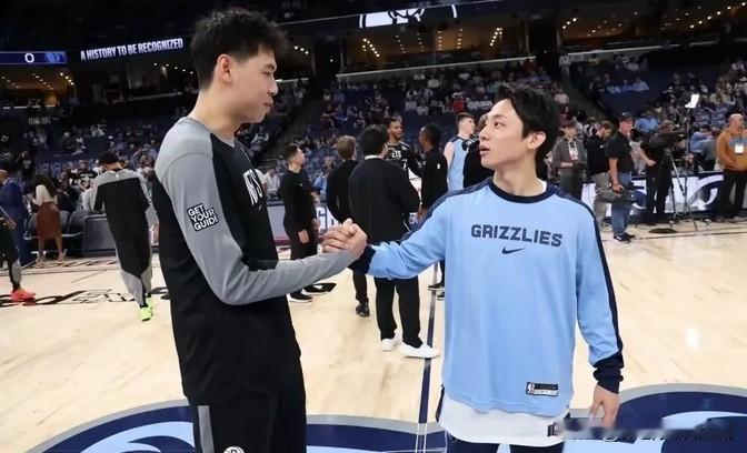 崔永熙和河村勇辉在NBA比赛现场握手，这事在网上挺火的，有人觉得他俩关系咋那么铁