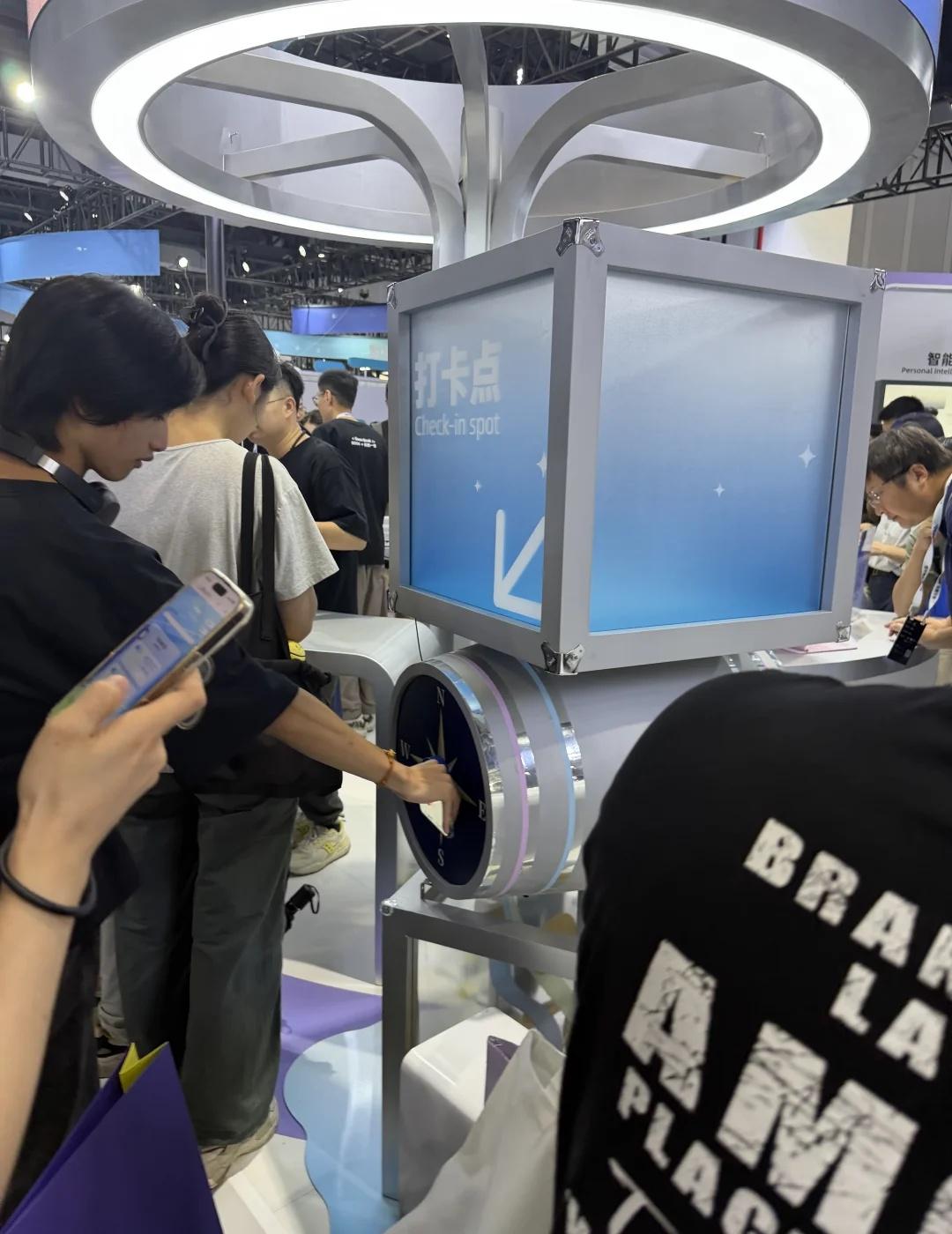 云栖大会展台被Qwenk Book圈粉啦
AI智能体电脑改变生活，云栖大会被qw