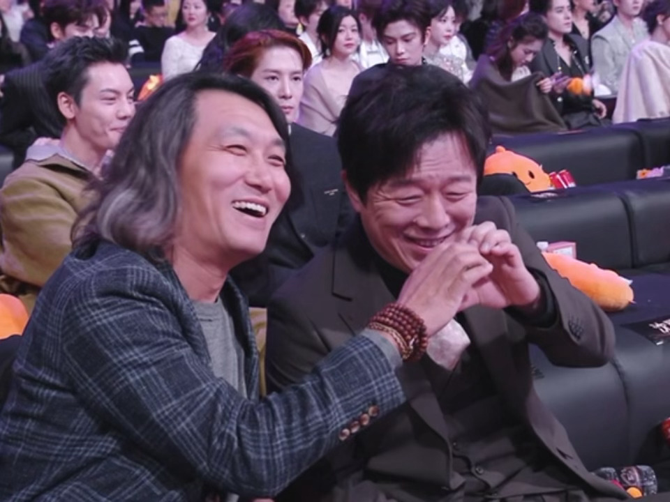 啊啊啊啊啊啊啊啊啊啊不要虐待老人啊啊啊啊黄渤快崩溃了啊啊啊啊啊啊微博之夜内场