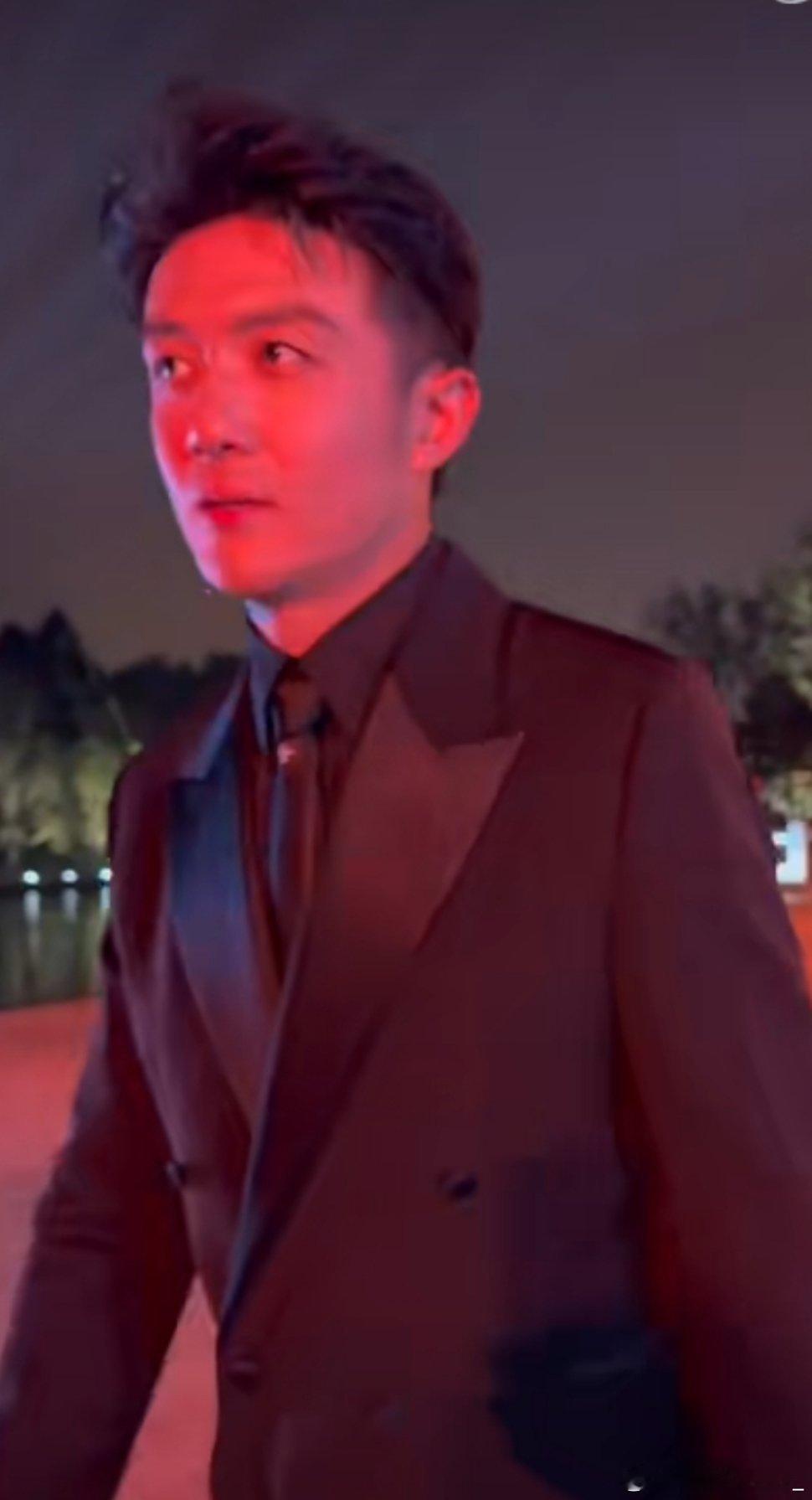 #李泽锋站姐##李泽锋[超话]#救命，这是什么神仙偶像[泪][泪]代入一下我真的