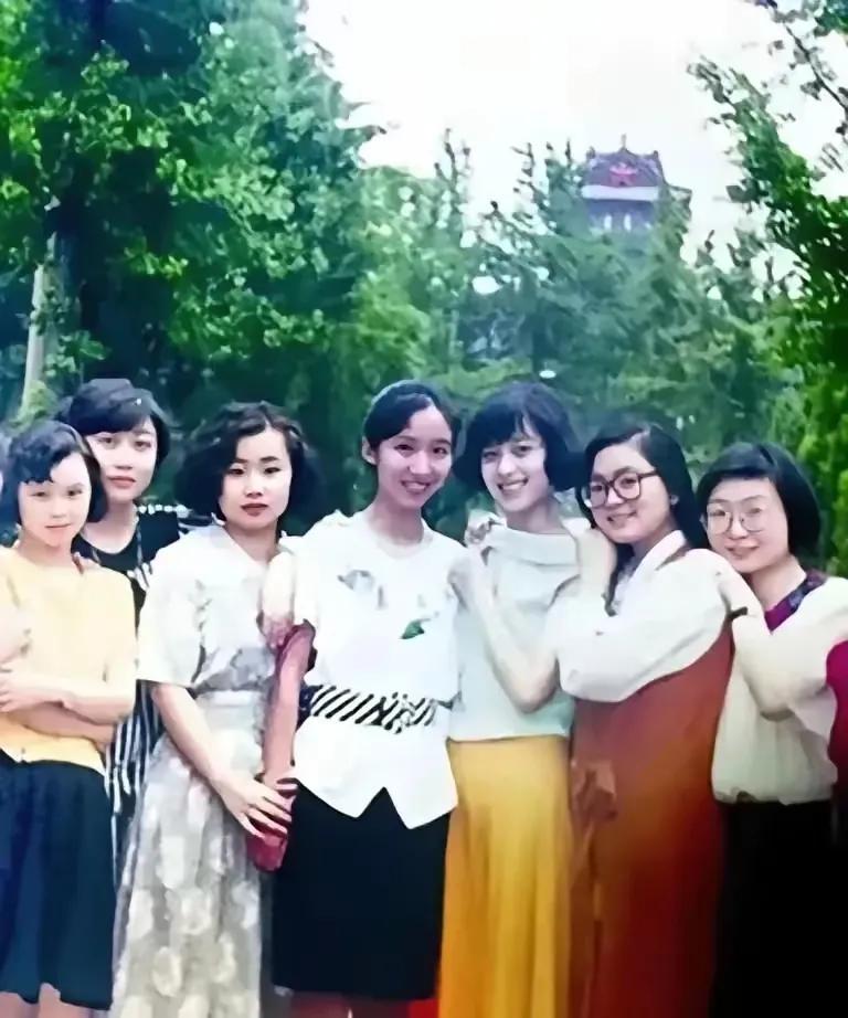 这是那时南大女生们的青春照，最左边就是后来成为中国外交女杰的华春莹。当年，19 