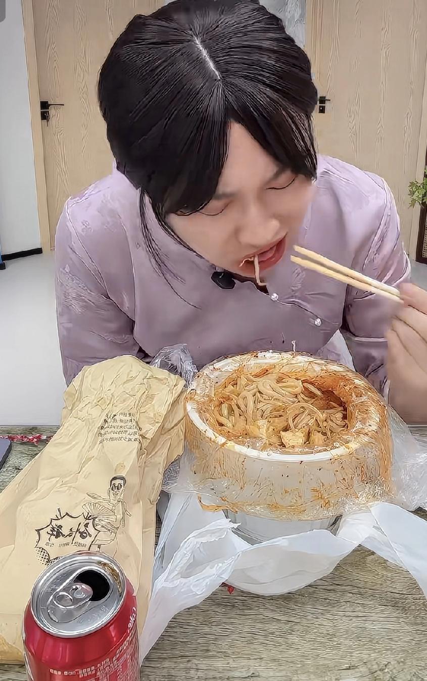 “全世界指责你，我带你吃刘文祥”彻底塌房！两个道理，越早懂越不吃亏
 
曾经火遍