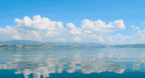 上联：水澄开天镜
下联：云飘影无踪