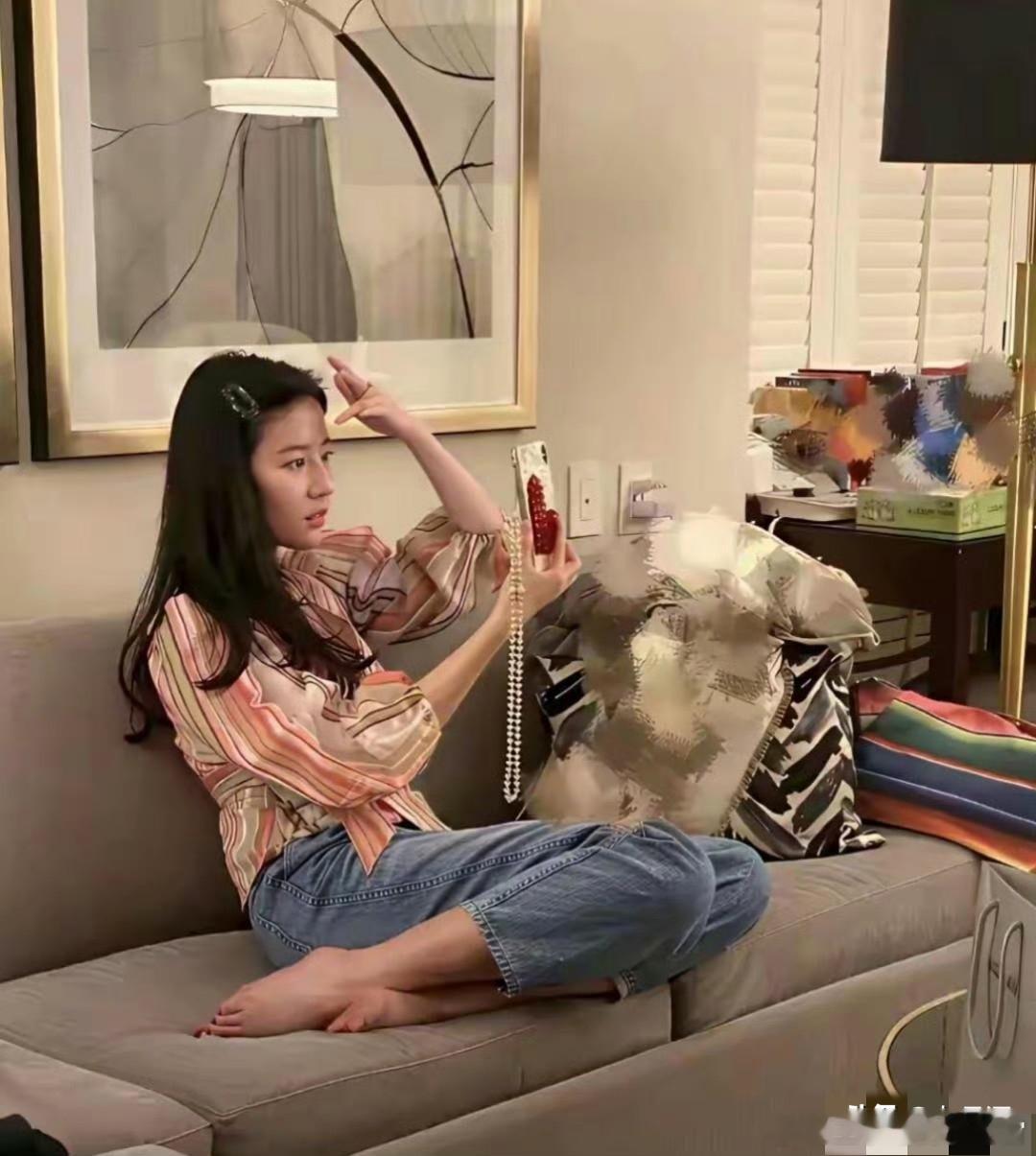 刘亦菲的家可真乱啊。 