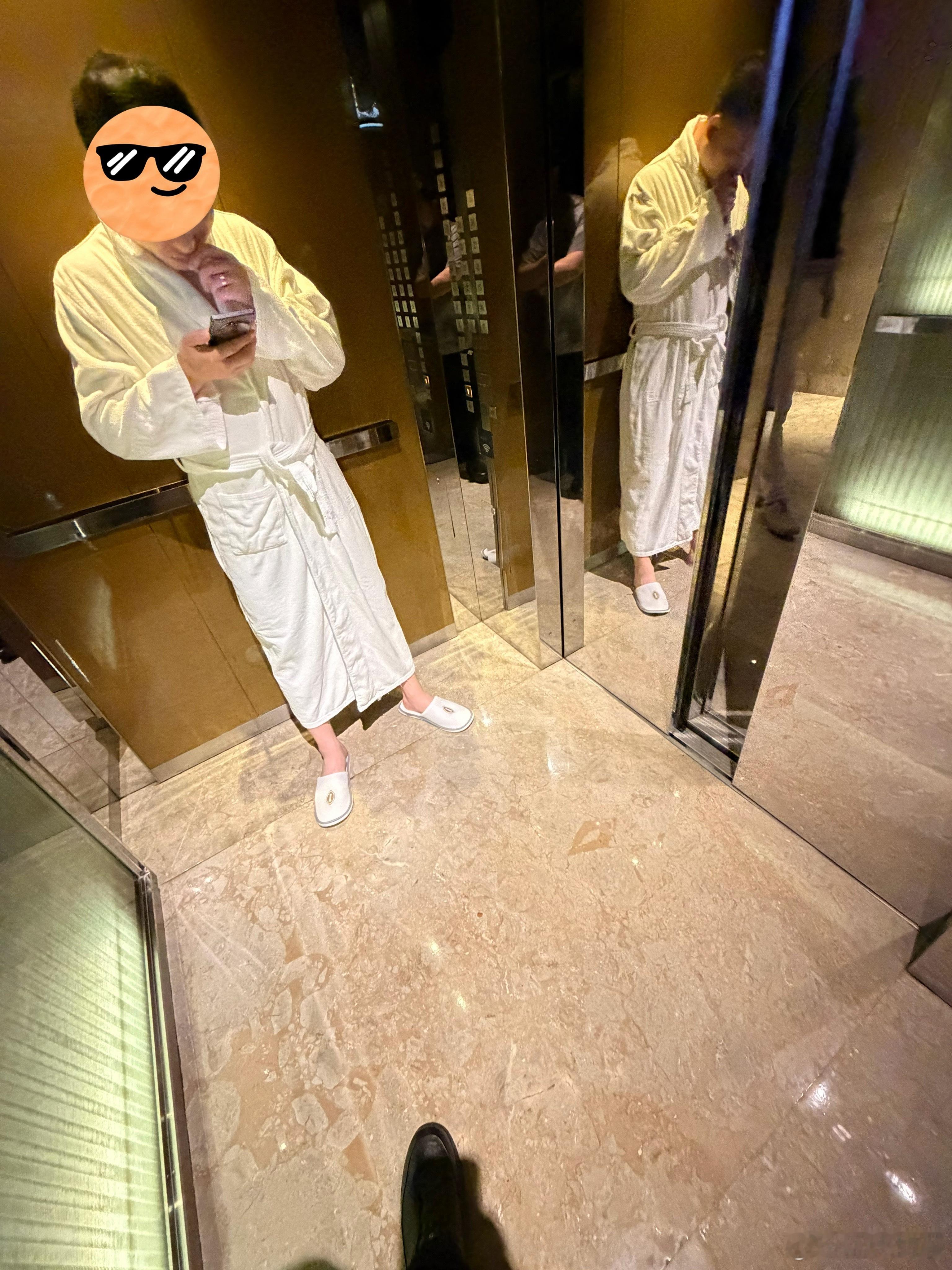 在这种商务酒店，我还是第一次看有人穿这样下楼拿外卖的，会不会太随意了一点