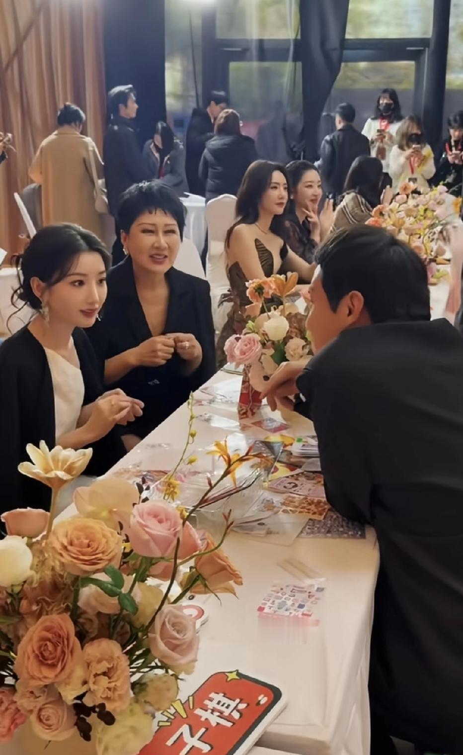 鸡排哥吆喝卖鸡排，比某些明星演戏还带劲。
他不靠滤镜，不装人设，一口地道方言逗得