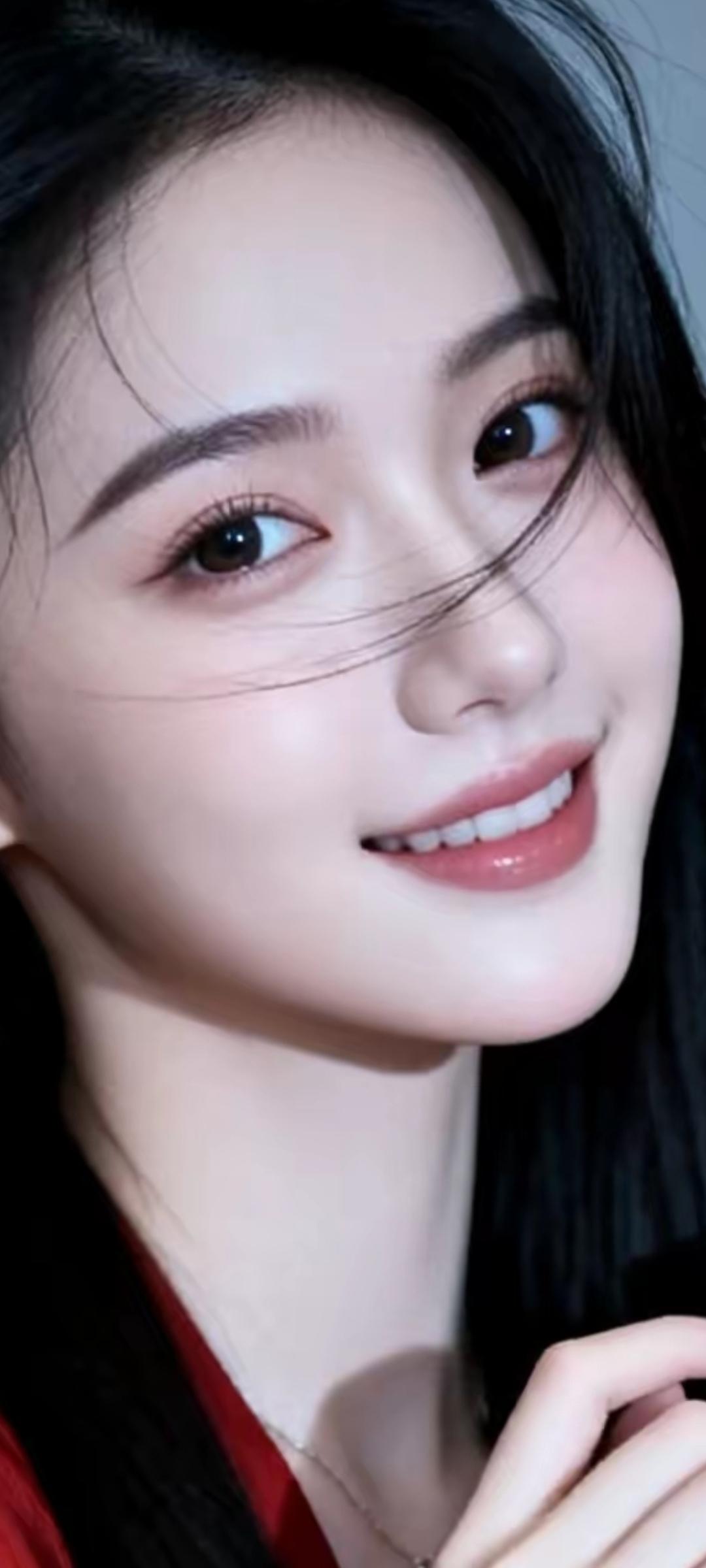甜美笑容，黑发飘逸，红衣动人，宛如画中仙子。