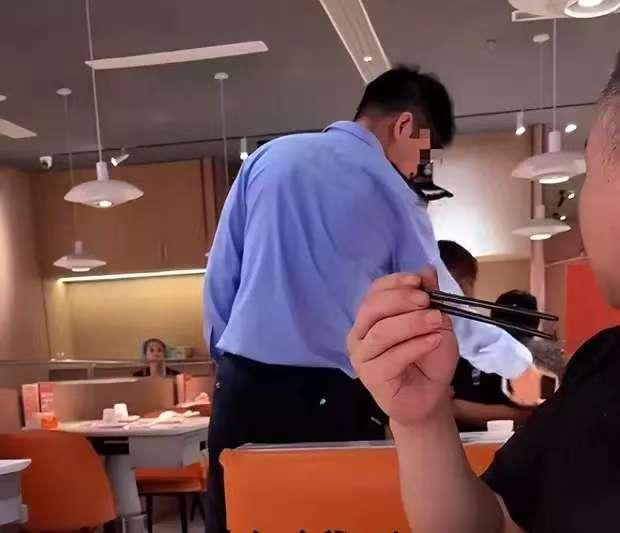 山东青岛黄岛区万达广场，20多岁小伙和女友吃饭时，被3名穿警服的民警戴手铐带走，