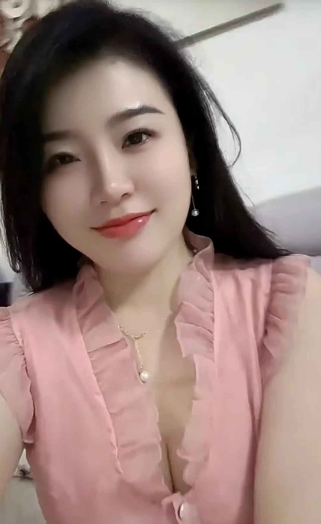 事业有成的女人，一般都基本具备这27个特征：
1，从来不去隆胸，对原生态的很自信