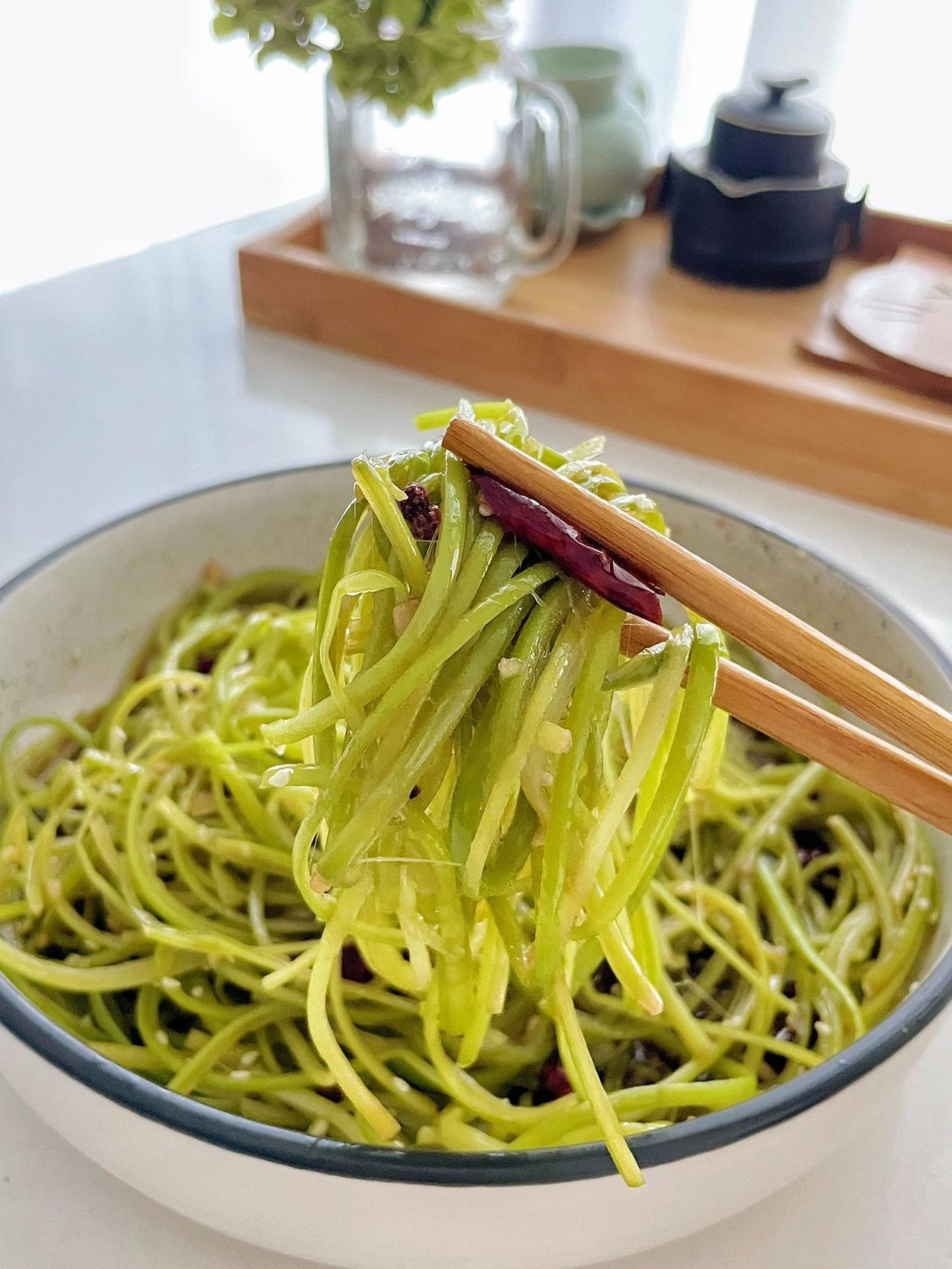 夏日爽口小菜，蒜苔原来可以这么吃

每到夏天吃啥都没啥胃口，就爱吃凉菜配稀饭，最