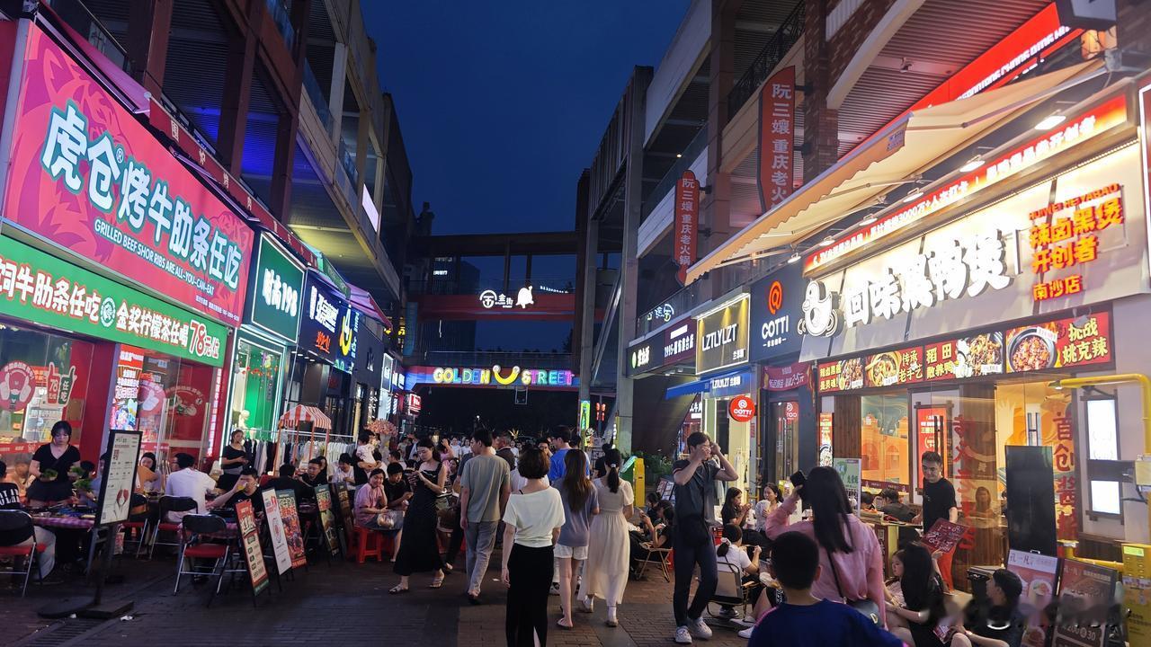 南沙万达金街北半段终于是有店火起来了，做自助任吃肋条的林真真，现在改名叫虎仓之后