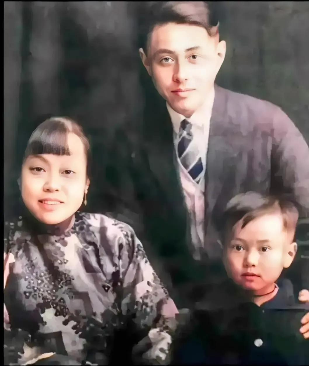 1929年，杨振宁和父母，一张罕见的留影，虽然他还只是一个孩子，但那份深邃的目光