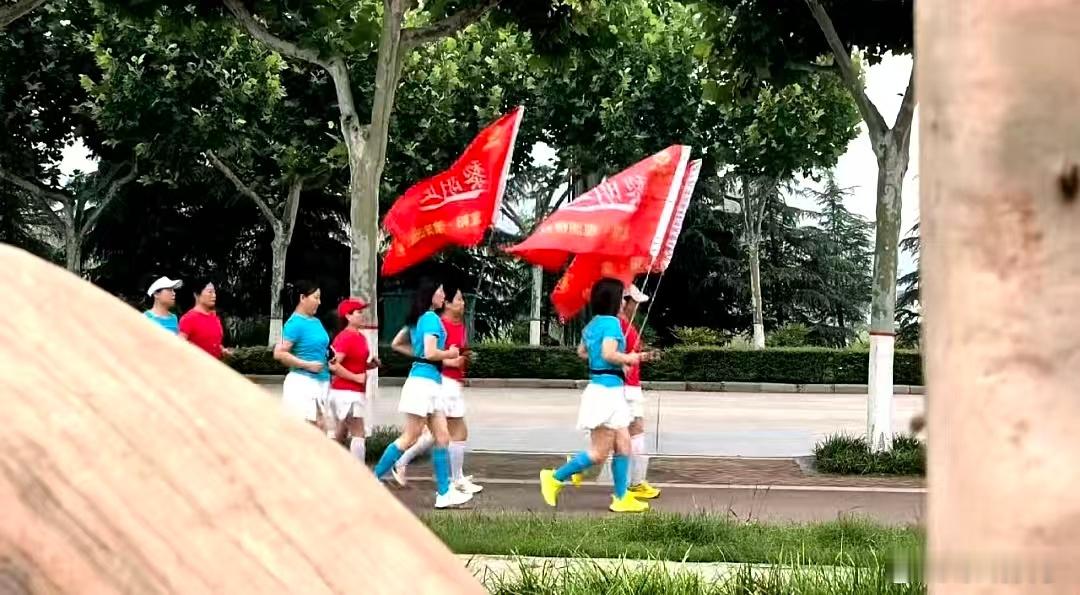 【洛阳黎明脚步·宜阳团队】今日晨跑分享携手同心，感念善意，共促跑团与爱心企业携手