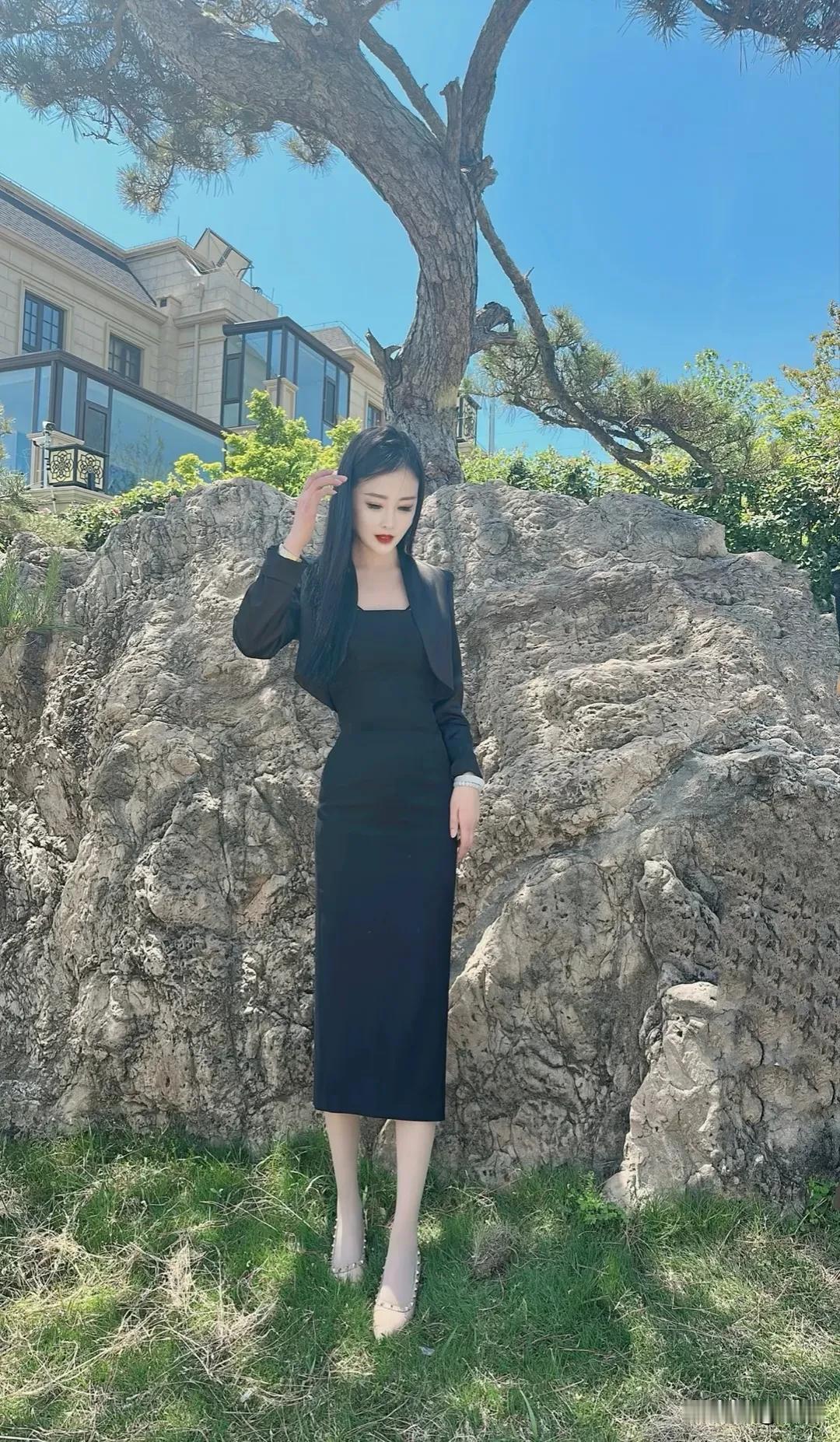 清晨的阳光轻柔地洒在窗前，他在睡梦中微微皱眉，她下意识地伸出手，轻轻抚平那丝褶皱