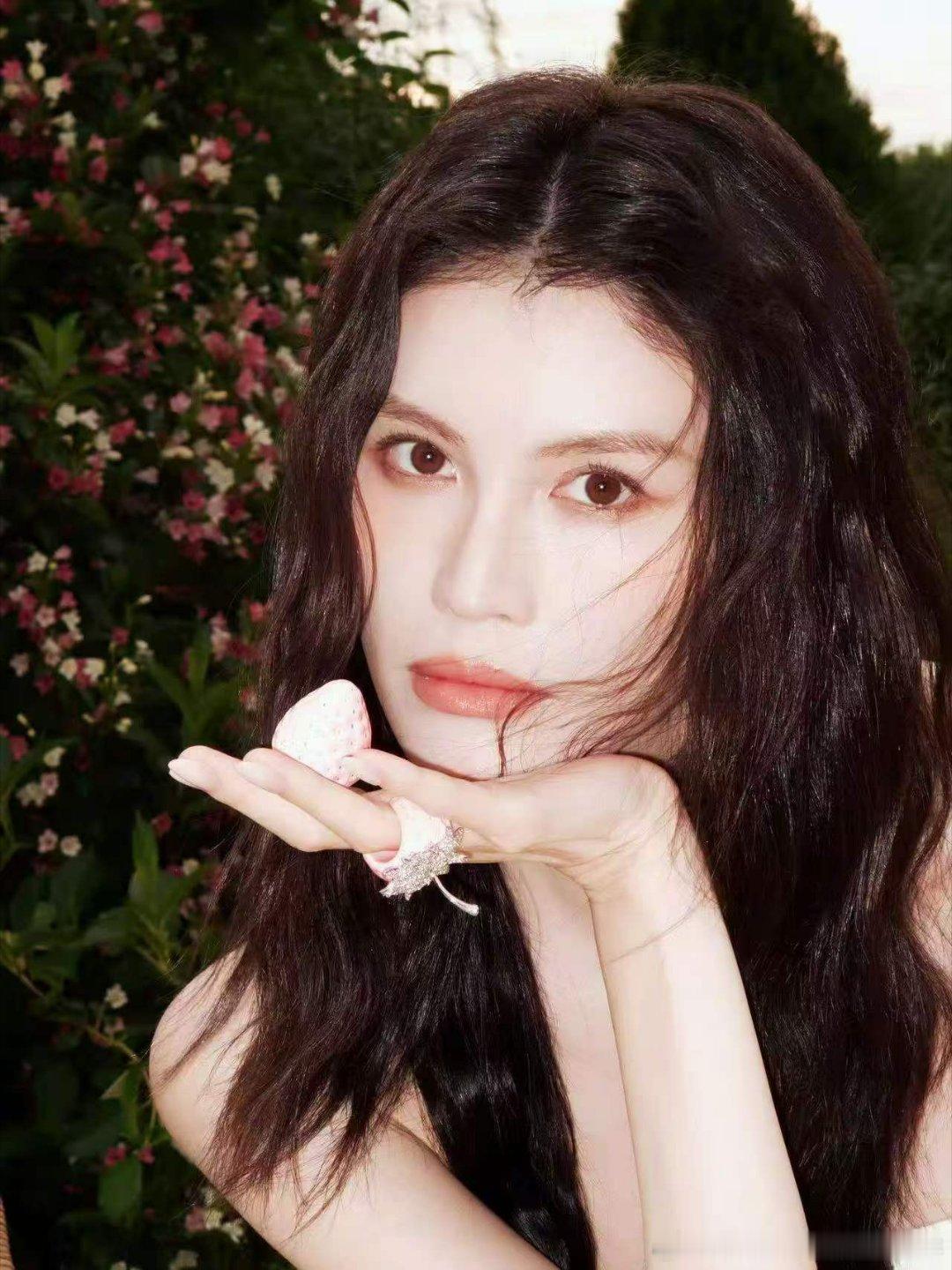 何穗好亮眼的红玫瑰 随风舞动的模样灵动动人，亮眼红玫瑰加持，造型美感拉满。 
