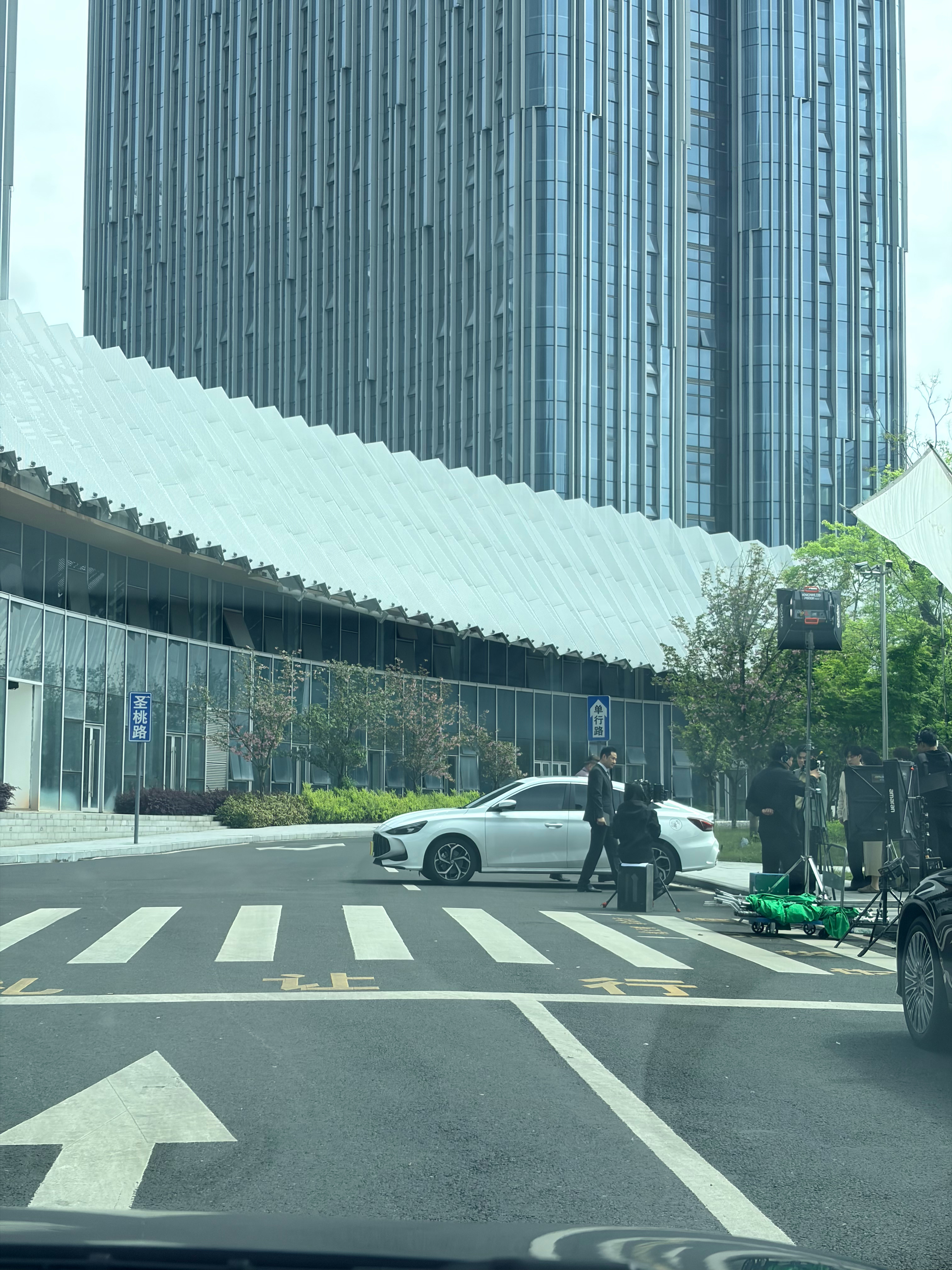 坐哥们顺风车去吃饭他还拉了个单子，上来一河南妹子，说做短剧的。到目的地正在拍，现