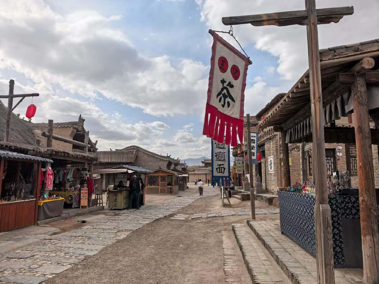 分享一张最近随手拍的照片银川市·镇北堡西部影城逛了一天结束了行程，明天贺兰山走起