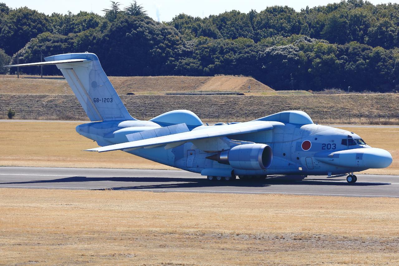 3月16日，日本川崎重工改装的C-2  SOJ飞机在岐阜机场进行地面滑行测试。顶