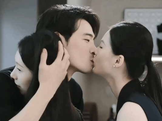这么多年了双世宠妃2
这个炸裂出圈的的夹心饼干吻还有新翻版[呆无辜]
三人行就这