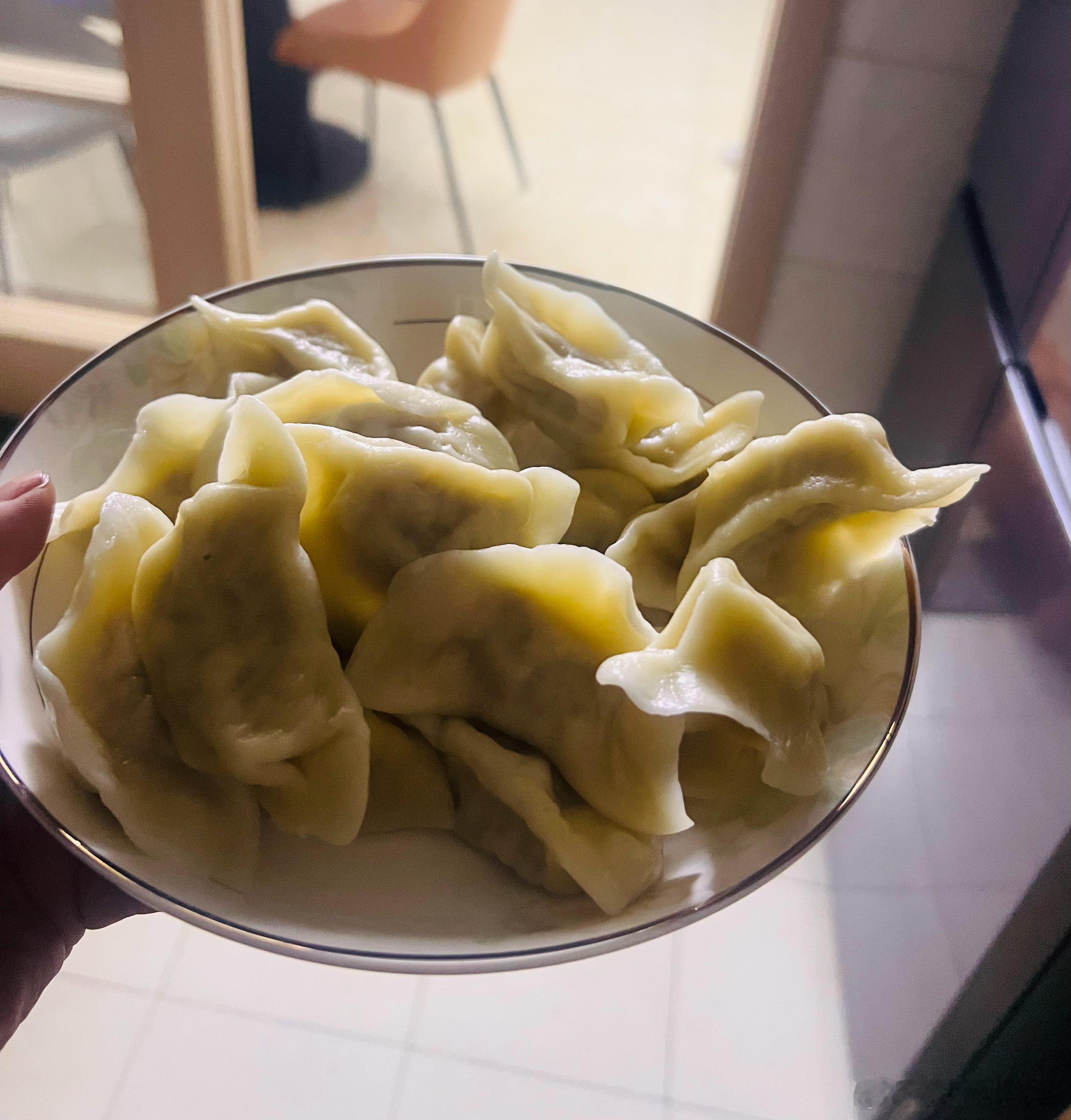 我隔壁的东北阿姨呀，简直对我太好啦。大半夜的出来晾东西发现我在花园里，聊两句回家