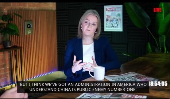 英国前首相特拉斯今天（北京时间1月29日）在访谈节目中表示：“美国人知道中国是头