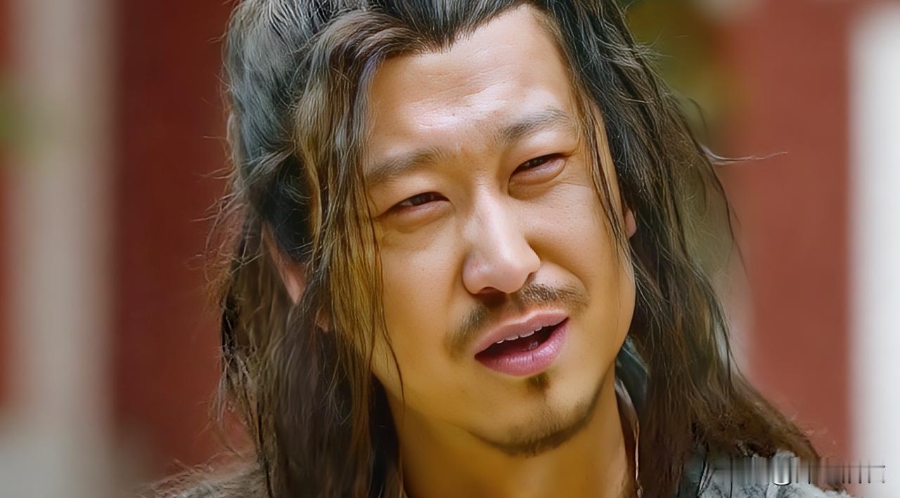 姓氏“苟”，与“狗”同音，
为了避免尴尬，改了姓氏为“敬”。

被起外号，是小朋