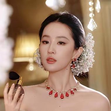 几十年前山口百惠那款满天星簪花，现在看是有点夸张吧？花饰太大了，跟脸蛋比例不搭，