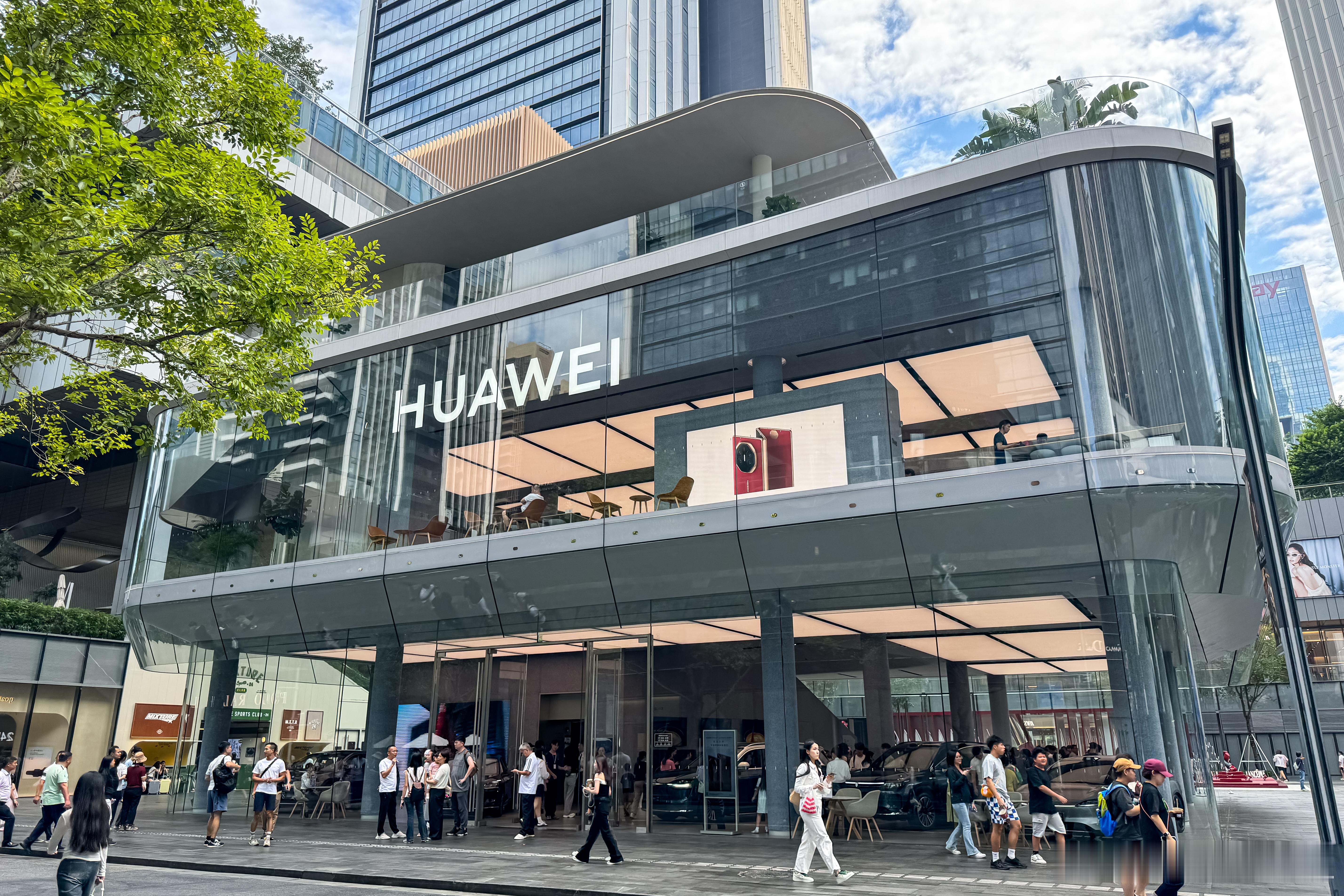 去深圳万象天地华为旗舰店里看了下智界 R7，不得不说里面人流量是真的大。因为集成