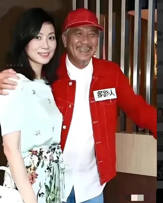 从1996年开始，他追空姐追了六年，专程飞昆明等航班落地。如今儿子都上大学了，大