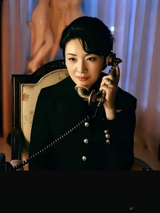周涛：从春晚的端庄大气到《声临其境》的温婉知性，她是一代人的春晚记忆。岁月不败美