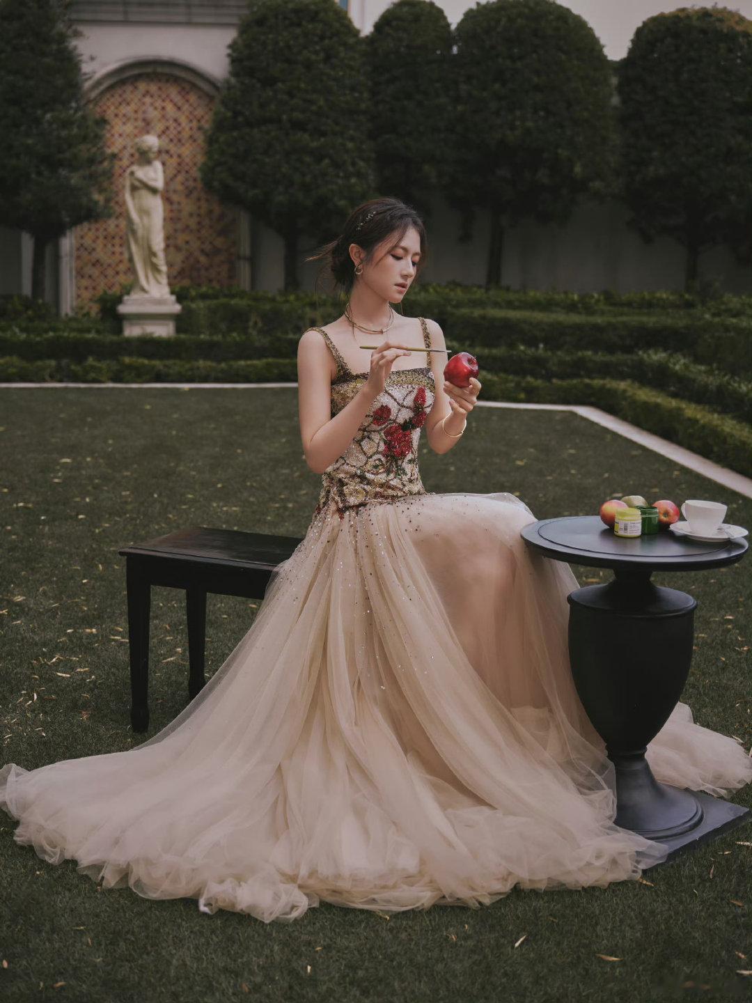 选择李兰迪作为我的毒药和解药 一袭玫瑰刺绣长裙配复古盘发，李兰迪宛如古欧宫廷走出