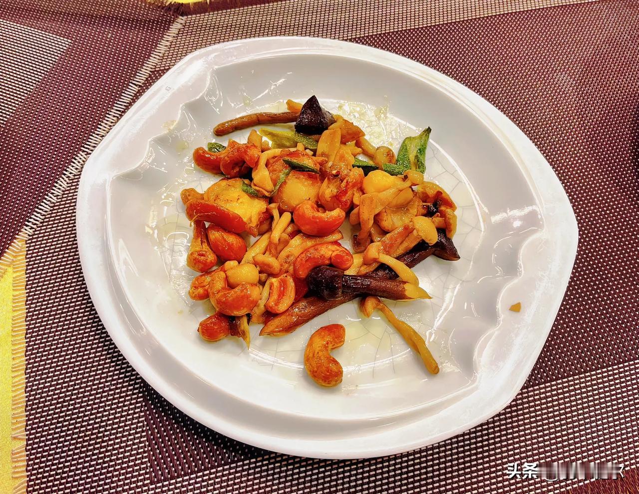 既是传统的，又是现代的。
烟火味里，既有传统美食制作的传承，又有现代创新的不可思