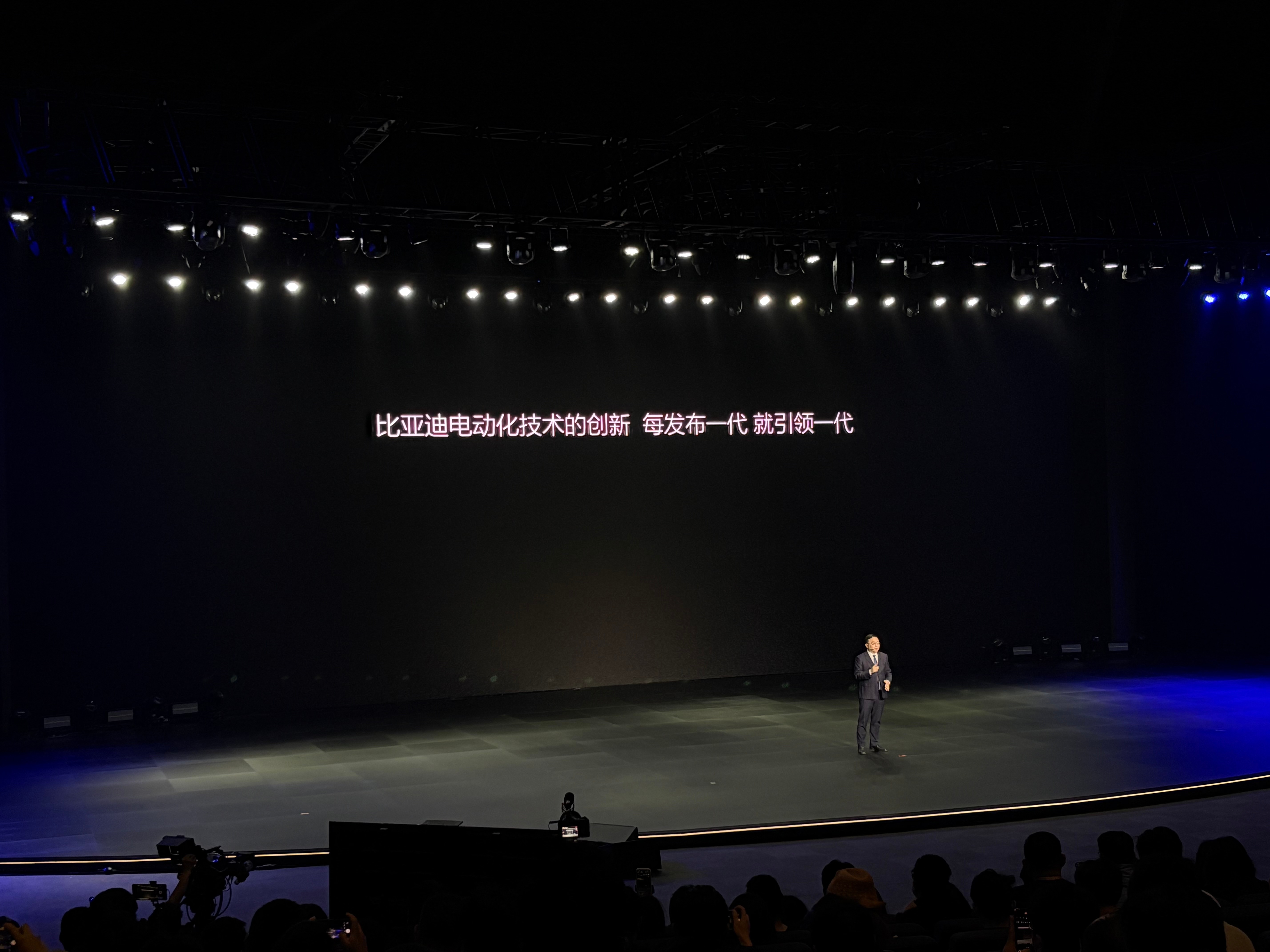 比亚迪这次发布的超级e平台，在我看来，不仅仅是一次技术升级，更像是一场行业变革的