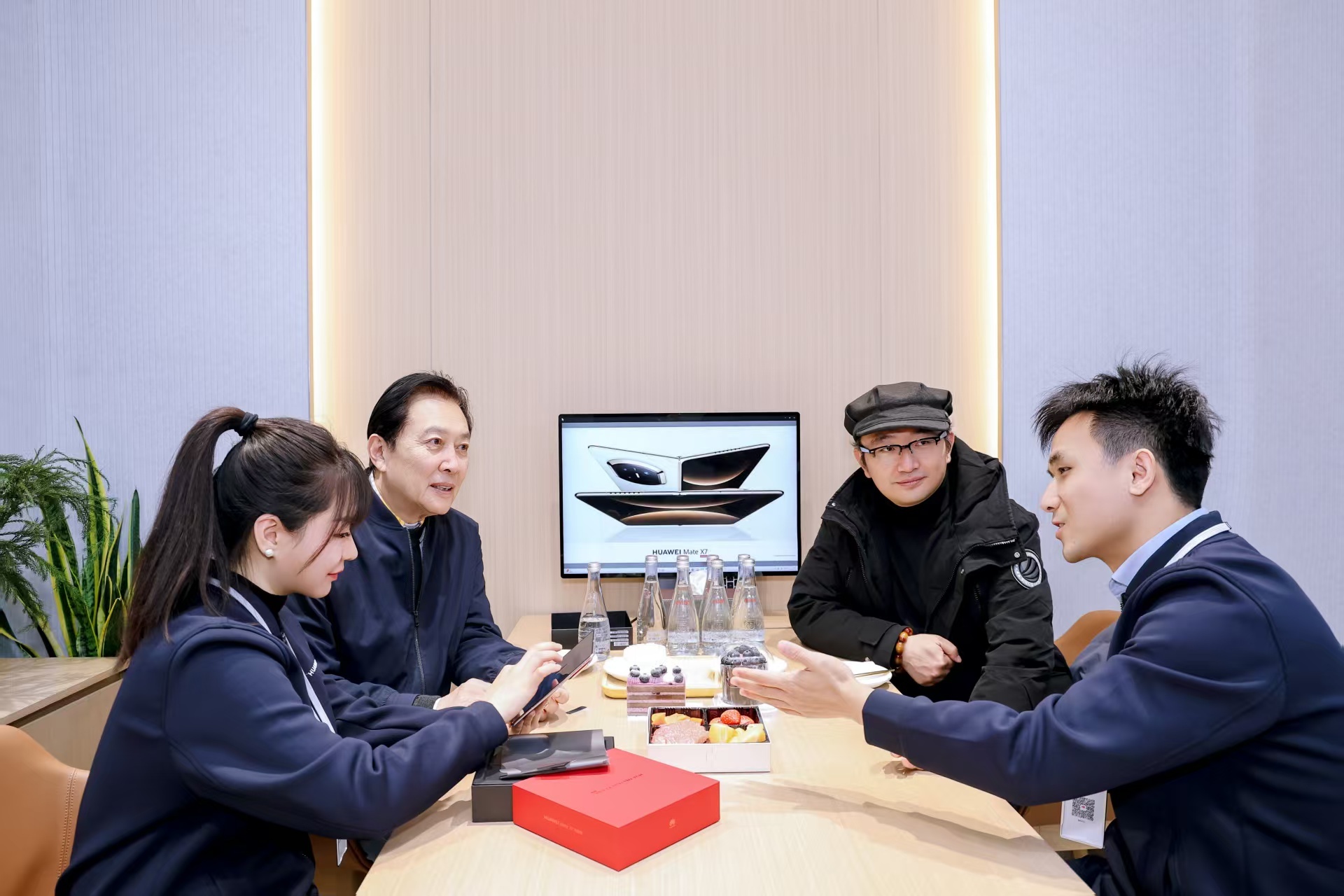 全国各地华为门店成偶遇明星现场偶遇唐国强北京逛街华为Mate X7门店首销日，有