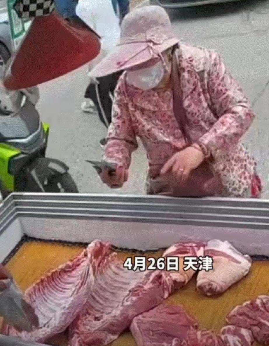 惊呆了！天津，一大妈去到一家猪肉摊买肉，可选好肉付钱时，大妈误将猪肉钱输成了79