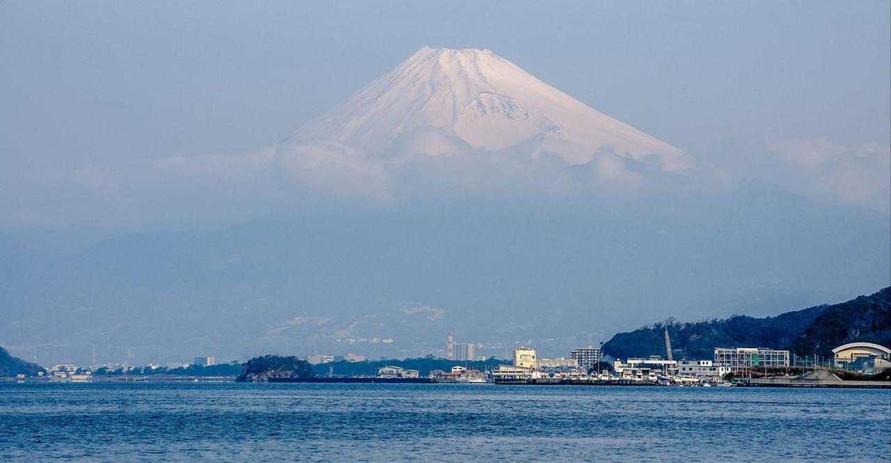 富士山应该是地球上仅有的坐落在城市人口密集地区、相对高度极高、呈完美的圆锥形，且