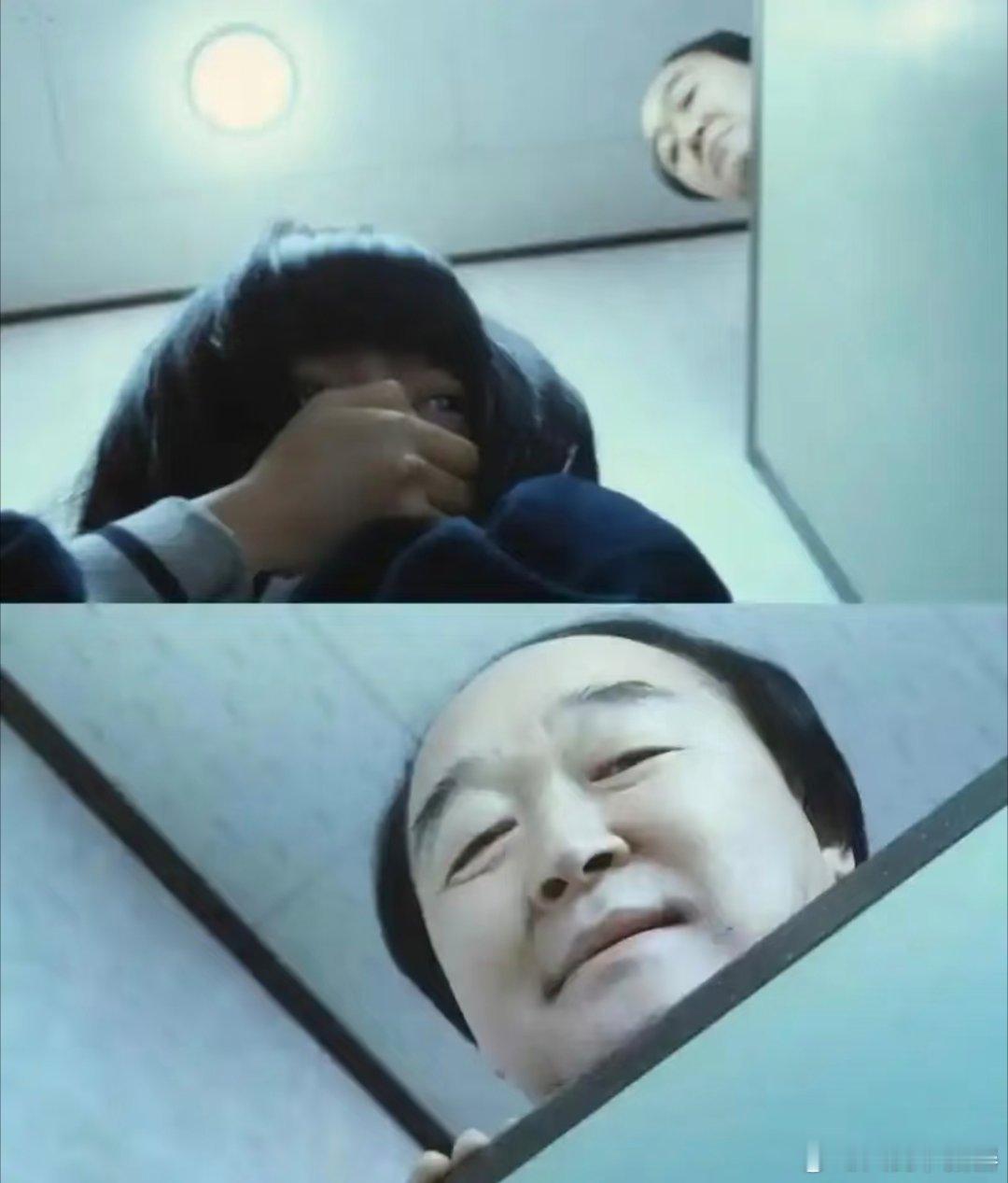 现在的公司咋想的，摸鱼玩手机开除或者扣钱就好啦，拍照是几个意思？而且这个角度..