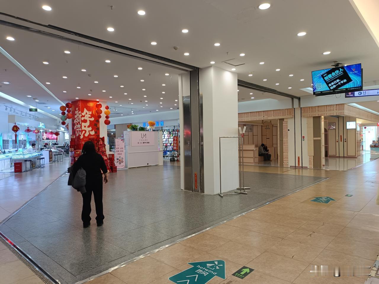 以前最热闹的地方，那必定是小西门到中山路，从批发市场到现代百货，一应俱全。但当乌