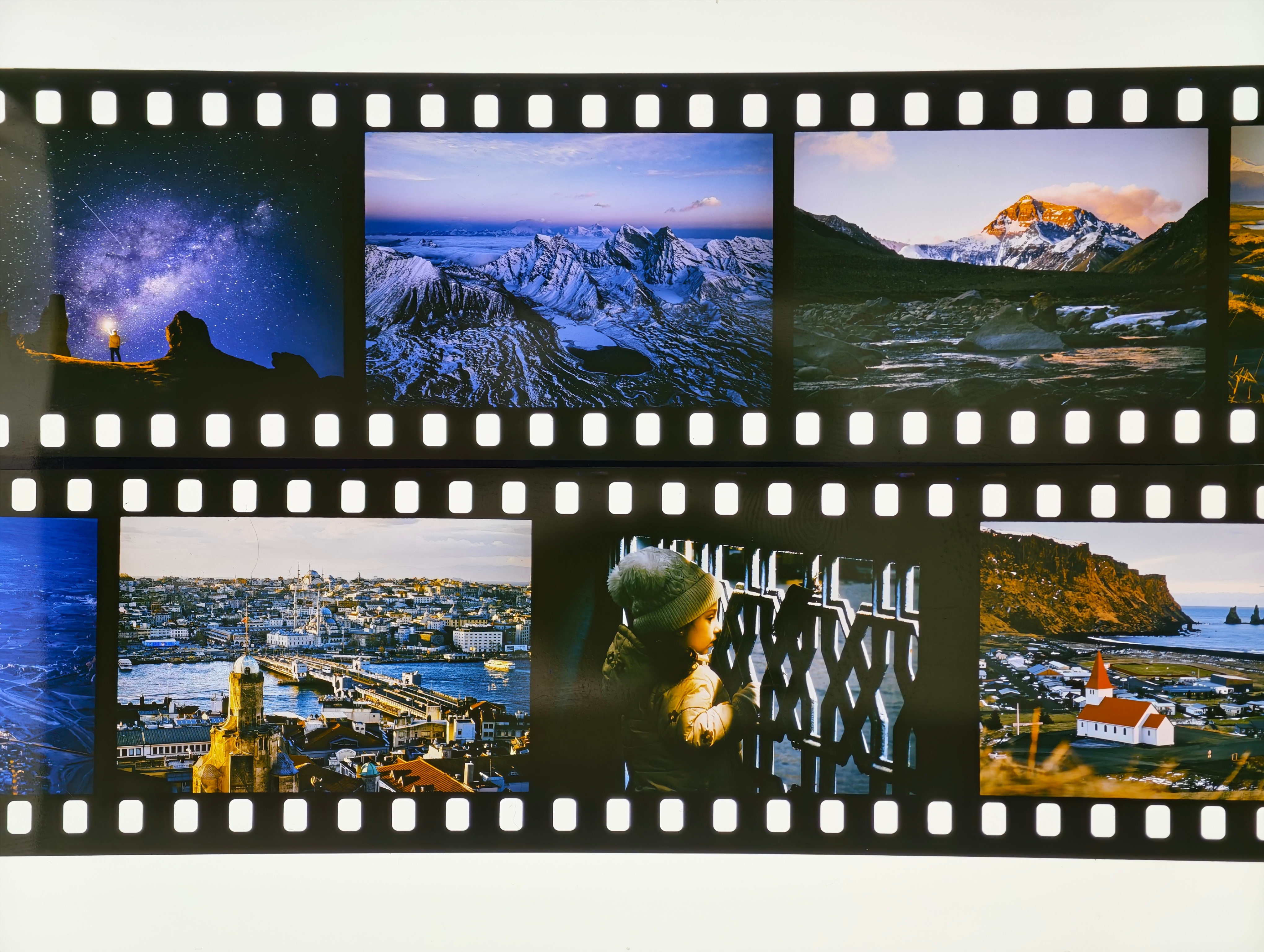 收到OPPO新品发布会的邀请函，里面有放大镜、胶片和灯板，还有挺有仪式感的，这次