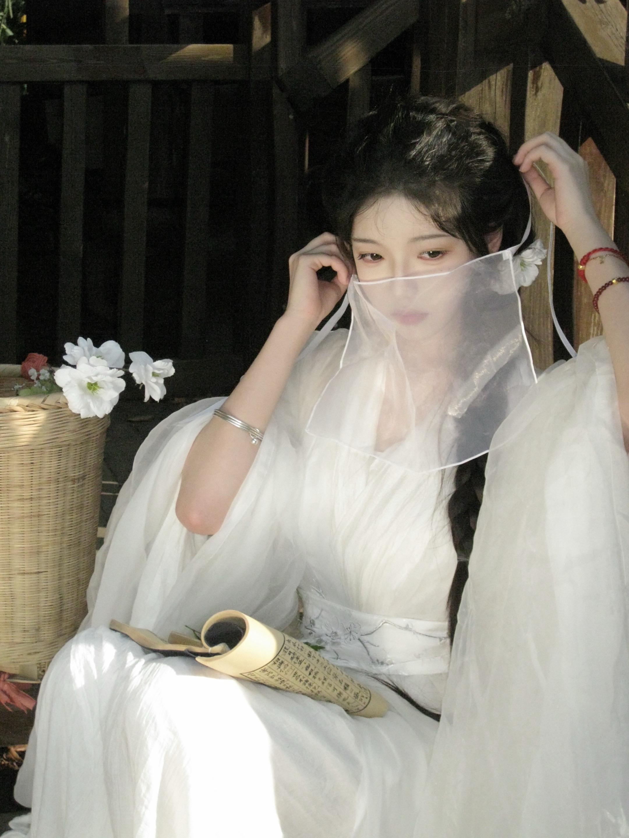 “裴大人可知道，木槿是低贱的花…”