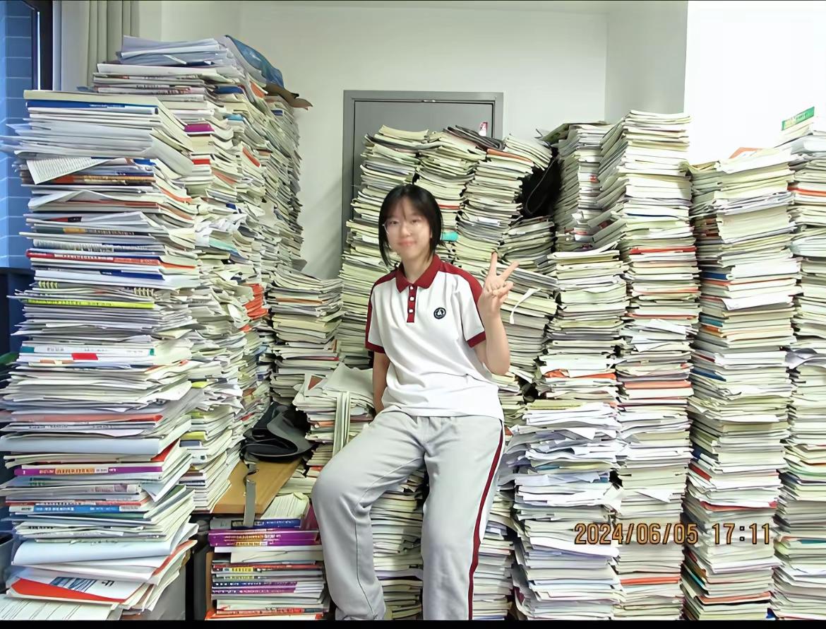 这位刚考上大学的女学
展示自己所有的练习材料。
所有的努力、聪明与灵气
大多耗在