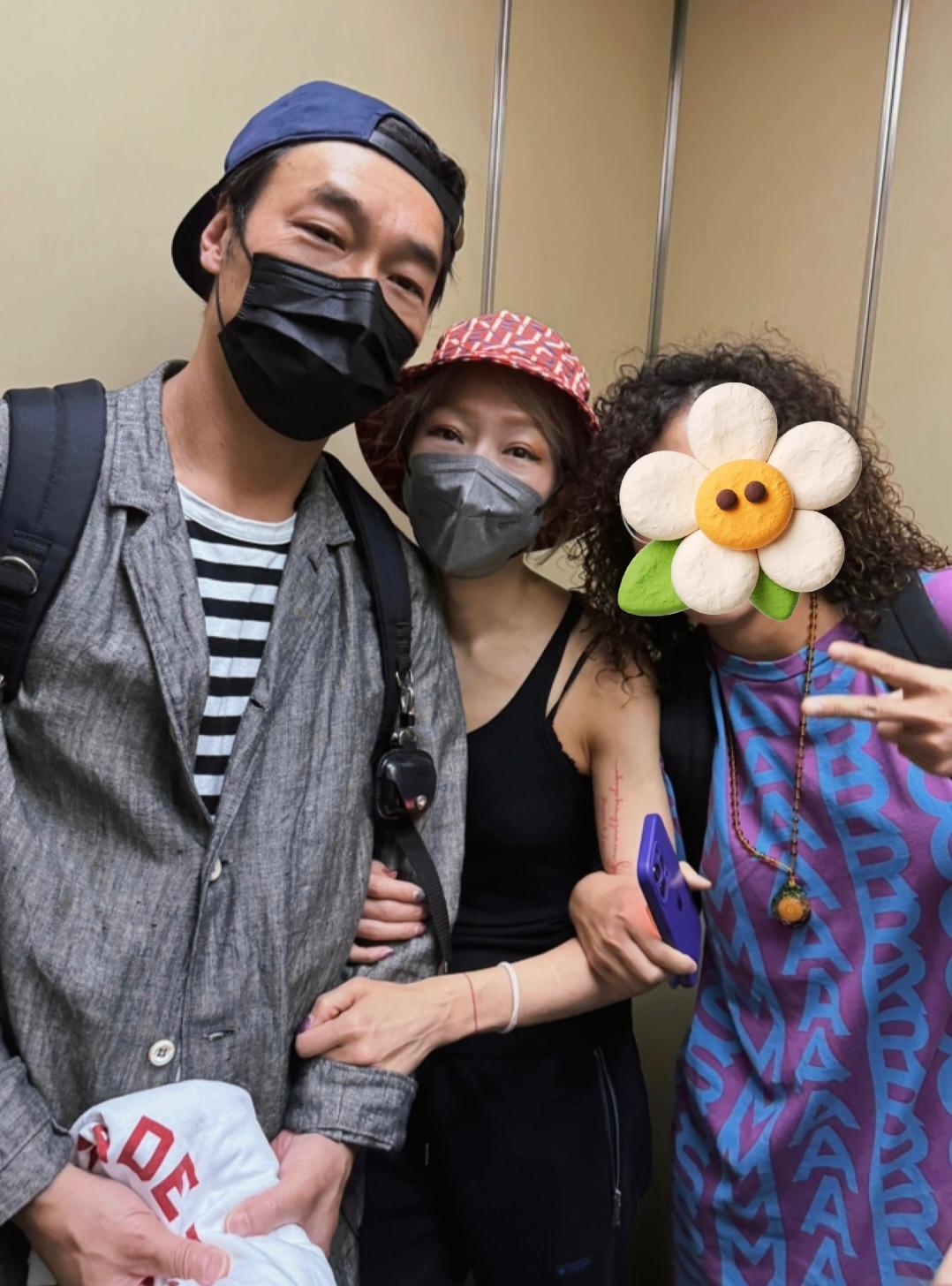 郑秀文、许志安香港被偶遇，看起来有点累的感觉……
 
昨天（5月5日），有网友发