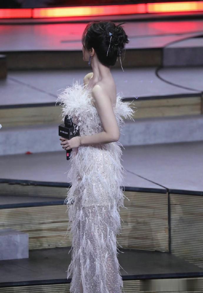 谢娜说“杨紫瘦脱相了”真不是好朋友间的客套，现在的杨紫真的是太瘦了，完全变成了骨