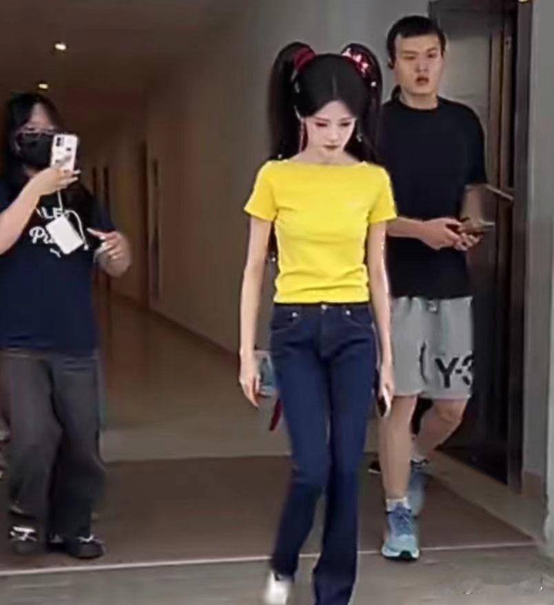 天啊！孙珍妮瘦到让人心疼。 